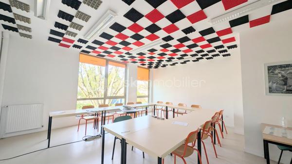 INVESTISSEURS / MARCHANDS DE BIENS / PORTEURS DE PROJETS 

Je vous propose ici un ensemble immobilier rare et totalement atypique, offrant un potentiel exceptionnel dans un environnement privilégié et intimiste.

À l’abri des regards, sur un terrain clos d’environ 2 800 m², cet ensemble se compose de plusieurs bâtiments anciens en pierre, mêlant surfaces déjà exploitées, espaces habitables et très fort potentiel de transformation.

Un lieu unique permettant d’envisager de nombreux projets :
résidence privée d’exception, division en plusieurs logements, investissement locatif, activité mixte habitation/professionnelle, lofts, gîtes, coliving ou projet patrimonial. 

Aujourd’hui, l’ensemble développe environ 670 m² exploitables avec encore près de 300 m² supplémentaires à aménager selon vos objectifs.

L’atout majeur :
une rentabilité immédiate grâce à deux espaces de bureaux actuellement loués avec des baux en cours jusqu’en 2029, générant plus de 60 000 € de revenus locatifs annuels. 

L’ensemble se compose notamment de :

▪️ Un premier bâtiment de bureaux d’environ 140 m² avec sanitaires, actuellement loué jusqu’en 2029.

▪️ Un second bâtiment comprenant également environ 140 m² de bureaux loués jusqu’en 2029, ainsi qu’une entrée indépendante avec couloir et ascenseur desservant d’autres espaces de bureaux et salle de réunion pouvant être transformés en habitation.

▪️ Une maison en pierre comprenant un atelier d’environ 50 m² au rez-de-chaussée et, à l’étage, deux pièces avec kitchenette et WC.
Cet ensemble peut facilement être divisé en deux appartements indépendants, dont un avec jardin privatif.

▪️ Une petite maison mitoyenne en pierre de Caen d’environ 50 m² habitables + combles, entièrement à aménager et isoler.
La toiture a déjà été refaite à neuf.

▪️ Un vaste atelier d’environ 118 m² offrant de multiples possibilités : création de plusieurs appartements, grand loft ou espace hybride habitation/atelier.

▪️ Une pièce cuisine d’environ 20 m² pouvant être transformée en studio indépendant.

▪️ Un carport ainsi qu’un parking d’environ 10 places complètent ce bien. 

Le charme de la pierre, les volumes, les bâtiments indépendants et la configuration du site permettent d’imaginer un projet immobilier haut de gamme à forte valorisation.

L’ensemble est entièrement clos et sécurisé par un portail, créant une véritable atmosphère de domaine privé. 

Un bien rare sur le marché, destiné à des investisseurs ou porteurs de projets capables d’en mesurer immédiatement tout le potentiel.