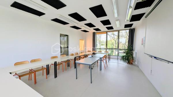 INVESTISSEURS / MARCHANDS DE BIENS / PORTEURS DE PROJETS 

Je vous propose ici un ensemble immobilier rare et totalement atypique, offrant un potentiel exceptionnel dans un environnement privilégié et intimiste.

À l’abri des regards, sur un terrain clos d’environ 2 800 m², cet ensemble se compose de plusieurs bâtiments anciens en pierre, mêlant surfaces déjà exploitées, espaces habitables et très fort potentiel de transformation.

Un lieu unique permettant d’envisager de nombreux projets :
résidence privée d’exception, division en plusieurs logements, investissement locatif, activité mixte habitation/professionnelle, lofts, gîtes, coliving ou projet patrimonial. 

Aujourd’hui, l’ensemble développe environ 670 m² exploitables avec encore près de 300 m² supplémentaires à aménager selon vos objectifs.

L’atout majeur :
une rentabilité immédiate grâce à deux espaces de bureaux actuellement loués avec des baux en cours jusqu’en 2029, générant plus de 60 000 € de revenus locatifs annuels. 

L’ensemble se compose notamment de :

▪️ Un premier bâtiment de bureaux d’environ 140 m² avec sanitaires, actuellement loué jusqu’en 2029.

▪️ Un second bâtiment comprenant également environ 140 m² de bureaux loués jusqu’en 2029, ainsi qu’une entrée indépendante avec couloir et ascenseur desservant d’autres espaces de bureaux et salle de réunion pouvant être transformés en habitation.

▪️ Une maison en pierre comprenant un atelier d’environ 50 m² au rez-de-chaussée et, à l’étage, deux pièces avec kitchenette et WC.
Cet ensemble peut facilement être divisé en deux appartements indépendants, dont un avec jardin privatif.

▪️ Une petite maison mitoyenne en pierre de Caen d’environ 50 m² habitables + combles, entièrement à aménager et isoler.
La toiture a déjà été refaite à neuf.

▪️ Un vaste atelier d’environ 118 m² offrant de multiples possibilités : création de plusieurs appartements, grand loft ou espace hybride habitation/atelier.

▪️ Une pièce cuisine d’environ 20 m² pouvant être transformée en studio indépendant.

▪️ Un carport ainsi qu’un parking d’environ 10 places complètent ce bien. 

Le charme de la pierre, les volumes, les bâtiments indépendants et la configuration du site permettent d’imaginer un projet immobilier haut de gamme à forte valorisation.

L’ensemble est entièrement clos et sécurisé par un portail, créant une véritable atmosphère de domaine privé. 

Un bien rare sur le marché, destiné à des investisseurs ou porteurs de projets capables d’en mesurer immédiatement tout le potentiel.