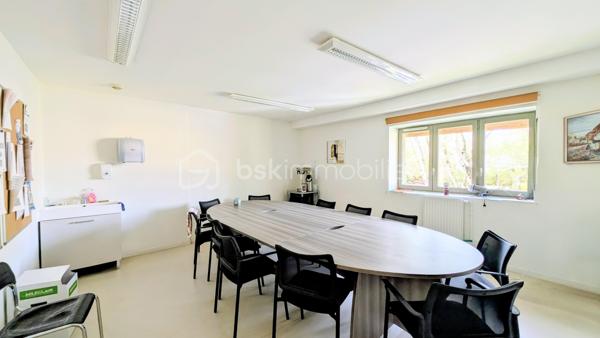 INVESTISSEURS / MARCHANDS DE BIENS / PORTEURS DE PROJETS 

Je vous propose ici un ensemble immobilier rare et totalement atypique, offrant un potentiel exceptionnel dans un environnement privilégié et intimiste.

À l’abri des regards, sur un terrain clos d’environ 2 800 m², cet ensemble se compose de plusieurs bâtiments anciens en pierre, mêlant surfaces déjà exploitées, espaces habitables et très fort potentiel de transformation.

Un lieu unique permettant d’envisager de nombreux projets :
résidence privée d’exception, division en plusieurs logements, investissement locatif, activité mixte habitation/professionnelle, lofts, gîtes, coliving ou projet patrimonial. 

Aujourd’hui, l’ensemble développe environ 670 m² exploitables avec encore près de 300 m² supplémentaires à aménager selon vos objectifs.

L’atout majeur :
une rentabilité immédiate grâce à deux espaces de bureaux actuellement loués avec des baux en cours jusqu’en 2029, générant plus de 60 000 € de revenus locatifs annuels. 

L’ensemble se compose notamment de :

▪️ Un premier bâtiment de bureaux d’environ 140 m² avec sanitaires, actuellement loué jusqu’en 2029.

▪️ Un second bâtiment comprenant également environ 140 m² de bureaux loués jusqu’en 2029, ainsi qu’une entrée indépendante avec couloir et ascenseur desservant d’autres espaces de bureaux et salle de réunion pouvant être transformés en habitation.

▪️ Une maison en pierre comprenant un atelier d’environ 50 m² au rez-de-chaussée et, à l’étage, deux pièces avec kitchenette et WC.
Cet ensemble peut facilement être divisé en deux appartements indépendants, dont un avec jardin privatif.

▪️ Une petite maison mitoyenne en pierre de Caen d’environ 50 m² habitables + combles, entièrement à aménager et isoler.
La toiture a déjà été refaite à neuf.

▪️ Un vaste atelier d’environ 118 m² offrant de multiples possibilités : création de plusieurs appartements, grand loft ou espace hybride habitation/atelier.

▪️ Une pièce cuisine d’environ 20 m² pouvant être transformée en studio indépendant.

▪️ Un carport ainsi qu’un parking d’environ 10 places complètent ce bien. 

Le charme de la pierre, les volumes, les bâtiments indépendants et la configuration du site permettent d’imaginer un projet immobilier haut de gamme à forte valorisation.

L’ensemble est entièrement clos et sécurisé par un portail, créant une véritable atmosphère de domaine privé. 

Un bien rare sur le marché, destiné à des investisseurs ou porteurs de projets capables d’en mesurer immédiatement tout le potentiel.