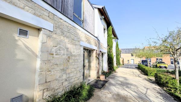 INVESTISSEURS / MARCHANDS DE BIENS / PORTEURS DE PROJETS 

Je vous propose ici un ensemble immobilier rare et totalement atypique, offrant un potentiel exceptionnel dans un environnement privilégié et intimiste.

À l’abri des regards, sur un terrain clos d’environ 2 800 m², cet ensemble se compose de plusieurs bâtiments anciens en pierre, mêlant surfaces déjà exploitées, espaces habitables et très fort potentiel de transformation.

Un lieu unique permettant d’envisager de nombreux projets :
résidence privée d’exception, division en plusieurs logements, investissement locatif, activité mixte habitation/professionnelle, lofts, gîtes, coliving ou projet patrimonial. 

Aujourd’hui, l’ensemble développe environ 670 m² exploitables avec encore près de 300 m² supplémentaires à aménager selon vos objectifs.

L’atout majeur :
une rentabilité immédiate grâce à deux espaces de bureaux actuellement loués avec des baux en cours jusqu’en 2029, générant plus de 60 000 € de revenus locatifs annuels. 

L’ensemble se compose notamment de :

▪️ Un premier bâtiment de bureaux d’environ 140 m² avec sanitaires, actuellement loué jusqu’en 2029.

▪️ Un second bâtiment comprenant également environ 140 m² de bureaux loués jusqu’en 2029, ainsi qu’une entrée indépendante avec couloir et ascenseur desservant d’autres espaces de bureaux et salle de réunion pouvant être transformés en habitation.

▪️ Une maison en pierre comprenant un atelier d’environ 50 m² au rez-de-chaussée et, à l’étage, deux pièces avec kitchenette et WC.
Cet ensemble peut facilement être divisé en deux appartements indépendants, dont un avec jardin privatif.

▪️ Une petite maison mitoyenne en pierre de Caen d’environ 50 m² habitables + combles, entièrement à aménager et isoler.
La toiture a déjà été refaite à neuf.

▪️ Un vaste atelier d’environ 118 m² offrant de multiples possibilités : création de plusieurs appartements, grand loft ou espace hybride habitation/atelier.

▪️ Une pièce cuisine d’environ 20 m² pouvant être transformée en studio indépendant.

▪️ Un carport ainsi qu’un parking d’environ 10 places complètent ce bien. 

Le charme de la pierre, les volumes, les bâtiments indépendants et la configuration du site permettent d’imaginer un projet immobilier haut de gamme à forte valorisation.

L’ensemble est entièrement clos et sécurisé par un portail, créant une véritable atmosphère de domaine privé. 

Un bien rare sur le marché, destiné à des investisseurs ou porteurs de projets capables d’en mesurer immédiatement tout le potentiel.