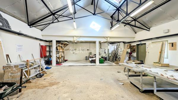 INVESTISSEURS / MARCHANDS DE BIENS / PORTEURS DE PROJETS 

Je vous propose ici un ensemble immobilier rare et totalement atypique, offrant un potentiel exceptionnel dans un environnement privilégié et intimiste.

À l’abri des regards, sur un terrain clos d’environ 2 800 m², cet ensemble se compose de plusieurs bâtiments anciens en pierre, mêlant surfaces déjà exploitées, espaces habitables et très fort potentiel de transformation.

Un lieu unique permettant d’envisager de nombreux projets :
résidence privée d’exception, division en plusieurs logements, investissement locatif, activité mixte habitation/professionnelle, lofts, gîtes, coliving ou projet patrimonial. 

Aujourd’hui, l’ensemble développe environ 670 m² exploitables avec encore près de 300 m² supplémentaires à aménager selon vos objectifs.

L’atout majeur :
une rentabilité immédiate grâce à deux espaces de bureaux actuellement loués avec des baux en cours jusqu’en 2029, générant plus de 60 000 € de revenus locatifs annuels. 

L’ensemble se compose notamment de :

▪️ Un premier bâtiment de bureaux d’environ 140 m² avec sanitaires, actuellement loué jusqu’en 2029.

▪️ Un second bâtiment comprenant également environ 140 m² de bureaux loués jusqu’en 2029, ainsi qu’une entrée indépendante avec couloir et ascenseur desservant d’autres espaces de bureaux et salle de réunion pouvant être transformés en habitation.

▪️ Une maison en pierre comprenant un atelier d’environ 50 m² au rez-de-chaussée et, à l’étage, deux pièces avec kitchenette et WC.
Cet ensemble peut facilement être divisé en deux appartements indépendants, dont un avec jardin privatif.

▪️ Une petite maison mitoyenne en pierre de Caen d’environ 50 m² habitables + combles, entièrement à aménager et isoler.
La toiture a déjà été refaite à neuf.

▪️ Un vaste atelier d’environ 118 m² offrant de multiples possibilités : création de plusieurs appartements, grand loft ou espace hybride habitation/atelier.

▪️ Une pièce cuisine d’environ 20 m² pouvant être transformée en studio indépendant.

▪️ Un carport ainsi qu’un parking d’environ 10 places complètent ce bien. 

Le charme de la pierre, les volumes, les bâtiments indépendants et la configuration du site permettent d’imaginer un projet immobilier haut de gamme à forte valorisation.

L’ensemble est entièrement clos et sécurisé par un portail, créant une véritable atmosphère de domaine privé. 

Un bien rare sur le marché, destiné à des investisseurs ou porteurs de projets capables d’en mesurer immédiatement tout le potentiel.
