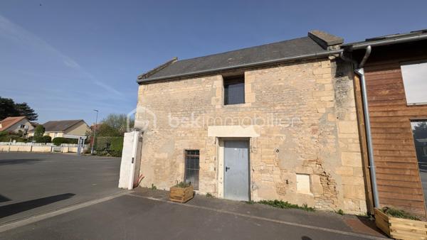 INVESTISSEURS / MARCHANDS DE BIENS / PORTEURS DE PROJETS 

Je vous propose ici un ensemble immobilier rare et totalement atypique, offrant un potentiel exceptionnel dans un environnement privilégié et intimiste.

À l’abri des regards, sur un terrain clos d’environ 2 800 m², cet ensemble se compose de plusieurs bâtiments anciens en pierre, mêlant surfaces déjà exploitées, espaces habitables et très fort potentiel de transformation.

Un lieu unique permettant d’envisager de nombreux projets :
résidence privée d’exception, division en plusieurs logements, investissement locatif, activité mixte habitation/professionnelle, lofts, gîtes, coliving ou projet patrimonial. 

Aujourd’hui, l’ensemble développe environ 670 m² exploitables avec encore près de 300 m² supplémentaires à aménager selon vos objectifs.

L’atout majeur :
une rentabilité immédiate grâce à deux espaces de bureaux actuellement loués avec des baux en cours jusqu’en 2029, générant plus de 60 000 € de revenus locatifs annuels. 

L’ensemble se compose notamment de :

▪️ Un premier bâtiment de bureaux d’environ 140 m² avec sanitaires, actuellement loué jusqu’en 2029.

▪️ Un second bâtiment comprenant également environ 140 m² de bureaux loués jusqu’en 2029, ainsi qu’une entrée indépendante avec couloir et ascenseur desservant d’autres espaces de bureaux et salle de réunion pouvant être transformés en habitation.

▪️ Une maison en pierre comprenant un atelier d’environ 50 m² au rez-de-chaussée et, à l’étage, deux pièces avec kitchenette et WC.
Cet ensemble peut facilement être divisé en deux appartements indépendants, dont un avec jardin privatif.

▪️ Une petite maison mitoyenne en pierre de Caen d’environ 50 m² habitables + combles, entièrement à aménager et isoler.
La toiture a déjà été refaite à neuf.

▪️ Un vaste atelier d’environ 118 m² offrant de multiples possibilités : création de plusieurs appartements, grand loft ou espace hybride habitation/atelier.

▪️ Une pièce cuisine d’environ 20 m² pouvant être transformée en studio indépendant.

▪️ Un carport ainsi qu’un parking d’environ 10 places complètent ce bien. 

Le charme de la pierre, les volumes, les bâtiments indépendants et la configuration du site permettent d’imaginer un projet immobilier haut de gamme à forte valorisation.

L’ensemble est entièrement clos et sécurisé par un portail, créant une véritable atmosphère de domaine privé. 

Un bien rare sur le marché, destiné à des investisseurs ou porteurs de projets capables d’en mesurer immédiatement tout le potentiel.