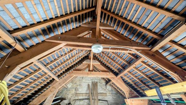 INVESTISSEURS / MARCHANDS DE BIENS / PORTEURS DE PROJETS 

Je vous propose ici un ensemble immobilier rare et totalement atypique, offrant un potentiel exceptionnel dans un environnement privilégié et intimiste.

À l’abri des regards, sur un terrain clos d’environ 2 800 m², cet ensemble se compose de plusieurs bâtiments anciens en pierre, mêlant surfaces déjà exploitées, espaces habitables et très fort potentiel de transformation.

Un lieu unique permettant d’envisager de nombreux projets :
résidence privée d’exception, division en plusieurs logements, investissement locatif, activité mixte habitation/professionnelle, lofts, gîtes, coliving ou projet patrimonial. 

Aujourd’hui, l’ensemble développe environ 670 m² exploitables avec encore près de 300 m² supplémentaires à aménager selon vos objectifs.

L’atout majeur :
une rentabilité immédiate grâce à deux espaces de bureaux actuellement loués avec des baux en cours jusqu’en 2029, générant plus de 60 000 € de revenus locatifs annuels. 

L’ensemble se compose notamment de :

▪️ Un premier bâtiment de bureaux d’environ 140 m² avec sanitaires, actuellement loué jusqu’en 2029.

▪️ Un second bâtiment comprenant également environ 140 m² de bureaux loués jusqu’en 2029, ainsi qu’une entrée indépendante avec couloir et ascenseur desservant d’autres espaces de bureaux et salle de réunion pouvant être transformés en habitation.

▪️ Une maison en pierre comprenant un atelier d’environ 50 m² au rez-de-chaussée et, à l’étage, deux pièces avec kitchenette et WC.
Cet ensemble peut facilement être divisé en deux appartements indépendants, dont un avec jardin privatif.

▪️ Une petite maison mitoyenne en pierre de Caen d’environ 50 m² habitables + combles, entièrement à aménager et isoler.
La toiture a déjà été refaite à neuf.

▪️ Un vaste atelier d’environ 118 m² offrant de multiples possibilités : création de plusieurs appartements, grand loft ou espace hybride habitation/atelier.

▪️ Une pièce cuisine d’environ 20 m² pouvant être transformée en studio indépendant.

▪️ Un carport ainsi qu’un parking d’environ 10 places complètent ce bien. 

Le charme de la pierre, les volumes, les bâtiments indépendants et la configuration du site permettent d’imaginer un projet immobilier haut de gamme à forte valorisation.

L’ensemble est entièrement clos et sécurisé par un portail, créant une véritable atmosphère de domaine privé. 

Un bien rare sur le marché, destiné à des investisseurs ou porteurs de projets capables d’en mesurer immédiatement tout le potentiel.