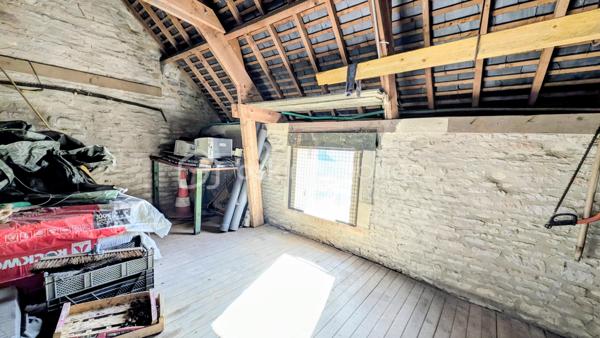 INVESTISSEURS / MARCHANDS DE BIENS / PORTEURS DE PROJETS 

Je vous propose ici un ensemble immobilier rare et totalement atypique, offrant un potentiel exceptionnel dans un environnement privilégié et intimiste.

À l’abri des regards, sur un terrain clos d’environ 2 800 m², cet ensemble se compose de plusieurs bâtiments anciens en pierre, mêlant surfaces déjà exploitées, espaces habitables et très fort potentiel de transformation.

Un lieu unique permettant d’envisager de nombreux projets :
résidence privée d’exception, division en plusieurs logements, investissement locatif, activité mixte habitation/professionnelle, lofts, gîtes, coliving ou projet patrimonial. 

Aujourd’hui, l’ensemble développe environ 670 m² exploitables avec encore près de 300 m² supplémentaires à aménager selon vos objectifs.

L’atout majeur :
une rentabilité immédiate grâce à deux espaces de bureaux actuellement loués avec des baux en cours jusqu’en 2029, générant plus de 60 000 € de revenus locatifs annuels. 

L’ensemble se compose notamment de :

▪️ Un premier bâtiment de bureaux d’environ 140 m² avec sanitaires, actuellement loué jusqu’en 2029.

▪️ Un second bâtiment comprenant également environ 140 m² de bureaux loués jusqu’en 2029, ainsi qu’une entrée indépendante avec couloir et ascenseur desservant d’autres espaces de bureaux et salle de réunion pouvant être transformés en habitation.

▪️ Une maison en pierre comprenant un atelier d’environ 50 m² au rez-de-chaussée et, à l’étage, deux pièces avec kitchenette et WC.
Cet ensemble peut facilement être divisé en deux appartements indépendants, dont un avec jardin privatif.

▪️ Une petite maison mitoyenne en pierre de Caen d’environ 50 m² habitables + combles, entièrement à aménager et isoler.
La toiture a déjà été refaite à neuf.

▪️ Un vaste atelier d’environ 118 m² offrant de multiples possibilités : création de plusieurs appartements, grand loft ou espace hybride habitation/atelier.

▪️ Une pièce cuisine d’environ 20 m² pouvant être transformée en studio indépendant.

▪️ Un carport ainsi qu’un parking d’environ 10 places complètent ce bien. 

Le charme de la pierre, les volumes, les bâtiments indépendants et la configuration du site permettent d’imaginer un projet immobilier haut de gamme à forte valorisation.

L’ensemble est entièrement clos et sécurisé par un portail, créant une véritable atmosphère de domaine privé. 

Un bien rare sur le marché, destiné à des investisseurs ou porteurs de projets capables d’en mesurer immédiatement tout le potentiel.