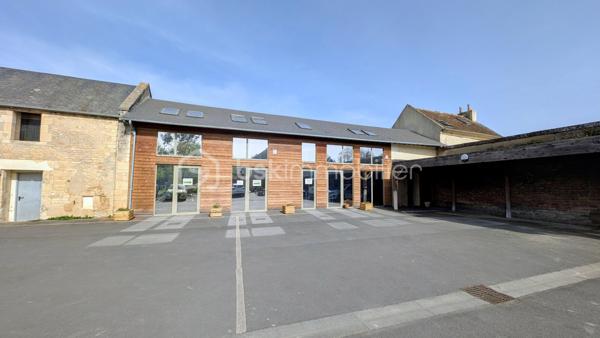 INVESTISSEURS / MARCHANDS DE BIENS / PORTEURS DE PROJETS 

Je vous propose ici un ensemble immobilier rare et totalement atypique, offrant un potentiel exceptionnel dans un environnement privilégié et intimiste.

À l’abri des regards, sur un terrain clos d’environ 2 800 m², cet ensemble se compose de plusieurs bâtiments anciens en pierre, mêlant surfaces déjà exploitées, espaces habitables et très fort potentiel de transformation.

Un lieu unique permettant d’envisager de nombreux projets :
résidence privée d’exception, division en plusieurs logements, investissement locatif, activité mixte habitation/professionnelle, lofts, gîtes, coliving ou projet patrimonial. 

Aujourd’hui, l’ensemble développe environ 670 m² exploitables avec encore près de 300 m² supplémentaires à aménager selon vos objectifs.

L’atout majeur :
une rentabilité immédiate grâce à deux espaces de bureaux actuellement loués avec des baux en cours jusqu’en 2029, générant plus de 60 000 € de revenus locatifs annuels. 

L’ensemble se compose notamment de :

▪️ Un premier bâtiment de bureaux d’environ 140 m² avec sanitaires, actuellement loué jusqu’en 2029.

▪️ Un second bâtiment comprenant également environ 140 m² de bureaux loués jusqu’en 2029, ainsi qu’une entrée indépendante avec couloir et ascenseur desservant d’autres espaces de bureaux et salle de réunion pouvant être transformés en habitation.

▪️ Une maison en pierre comprenant un atelier d’environ 50 m² au rez-de-chaussée et, à l’étage, deux pièces avec kitchenette et WC.
Cet ensemble peut facilement être divisé en deux appartements indépendants, dont un avec jardin privatif.

▪️ Une petite maison mitoyenne en pierre de Caen d’environ 50 m² habitables + combles, entièrement à aménager et isoler.
La toiture a déjà été refaite à neuf.

▪️ Un vaste atelier d’environ 118 m² offrant de multiples possibilités : création de plusieurs appartements, grand loft ou espace hybride habitation/atelier.

▪️ Une pièce cuisine d’environ 20 m² pouvant être transformée en studio indépendant.

▪️ Un carport ainsi qu’un parking d’environ 10 places complètent ce bien. 

Le charme de la pierre, les volumes, les bâtiments indépendants et la configuration du site permettent d’imaginer un projet immobilier haut de gamme à forte valorisation.

L’ensemble est entièrement clos et sécurisé par un portail, créant une véritable atmosphère de domaine privé. 

Un bien rare sur le marché, destiné à des investisseurs ou porteurs de projets capables d’en mesurer immédiatement tout le potentiel.