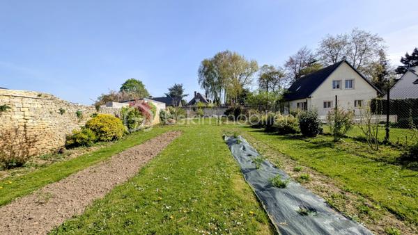 INVESTISSEURS / MARCHANDS DE BIENS / PORTEURS DE PROJETS 

Je vous propose ici un ensemble immobilier rare et totalement atypique, offrant un potentiel exceptionnel dans un environnement privilégié et intimiste.

À l’abri des regards, sur un terrain clos d’environ 2 800 m², cet ensemble se compose de plusieurs bâtiments anciens en pierre, mêlant surfaces déjà exploitées, espaces habitables et très fort potentiel de transformation.

Un lieu unique permettant d’envisager de nombreux projets :
résidence privée d’exception, division en plusieurs logements, investissement locatif, activité mixte habitation/professionnelle, lofts, gîtes, coliving ou projet patrimonial. 

Aujourd’hui, l’ensemble développe environ 670 m² exploitables avec encore près de 300 m² supplémentaires à aménager selon vos objectifs.

L’atout majeur :
une rentabilité immédiate grâce à deux espaces de bureaux actuellement loués avec des baux en cours jusqu’en 2029, générant plus de 60 000 € de revenus locatifs annuels. 

L’ensemble se compose notamment de :

▪️ Un premier bâtiment de bureaux d’environ 140 m² avec sanitaires, actuellement loué jusqu’en 2029.

▪️ Un second bâtiment comprenant également environ 140 m² de bureaux loués jusqu’en 2029, ainsi qu’une entrée indépendante avec couloir et ascenseur desservant d’autres espaces de bureaux et salle de réunion pouvant être transformés en habitation.

▪️ Une maison en pierre comprenant un atelier d’environ 50 m² au rez-de-chaussée et, à l’étage, deux pièces avec kitchenette et WC.
Cet ensemble peut facilement être divisé en deux appartements indépendants, dont un avec jardin privatif.

▪️ Une petite maison mitoyenne en pierre de Caen d’environ 50 m² habitables + combles, entièrement à aménager et isoler.
La toiture a déjà été refaite à neuf.

▪️ Un vaste atelier d’environ 118 m² offrant de multiples possibilités : création de plusieurs appartements, grand loft ou espace hybride habitation/atelier.

▪️ Une pièce cuisine d’environ 20 m² pouvant être transformée en studio indépendant.

▪️ Un carport ainsi qu’un parking d’environ 10 places complètent ce bien. 

Le charme de la pierre, les volumes, les bâtiments indépendants et la configuration du site permettent d’imaginer un projet immobilier haut de gamme à forte valorisation.

L’ensemble est entièrement clos et sécurisé par un portail, créant une véritable atmosphère de domaine privé. 

Un bien rare sur le marché, destiné à des investisseurs ou porteurs de projets capables d’en mesurer immédiatement tout le potentiel.