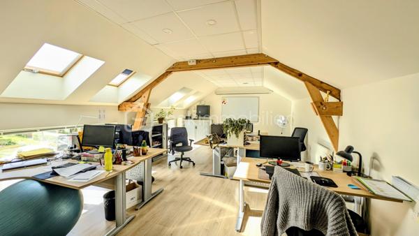 INVESTISSEURS / MARCHANDS DE BIENS / PORTEURS DE PROJETS 

Je vous propose ici un ensemble immobilier rare et totalement atypique, offrant un potentiel exceptionnel dans un environnement privilégié et intimiste.

À l’abri des regards, sur un terrain clos d’environ 2 800 m², cet ensemble se compose de plusieurs bâtiments anciens en pierre, mêlant surfaces déjà exploitées, espaces habitables et très fort potentiel de transformation.

Un lieu unique permettant d’envisager de nombreux projets :
résidence privée d’exception, division en plusieurs logements, investissement locatif, activité mixte habitation/professionnelle, lofts, gîtes, coliving ou projet patrimonial. 

Aujourd’hui, l’ensemble développe environ 670 m² exploitables avec encore près de 300 m² supplémentaires à aménager selon vos objectifs.

L’atout majeur :
une rentabilité immédiate grâce à deux espaces de bureaux actuellement loués avec des baux en cours jusqu’en 2029, générant plus de 60 000 € de revenus locatifs annuels. 

L’ensemble se compose notamment de :

▪️ Un premier bâtiment de bureaux d’environ 140 m² avec sanitaires, actuellement loué jusqu’en 2029.

▪️ Un second bâtiment comprenant également environ 140 m² de bureaux loués jusqu’en 2029, ainsi qu’une entrée indépendante avec couloir et ascenseur desservant d’autres espaces de bureaux et salle de réunion pouvant être transformés en habitation.

▪️ Une maison en pierre comprenant un atelier d’environ 50 m² au rez-de-chaussée et, à l’étage, deux pièces avec kitchenette et WC.
Cet ensemble peut facilement être divisé en deux appartements indépendants, dont un avec jardin privatif.

▪️ Une petite maison mitoyenne en pierre de Caen d’environ 50 m² habitables + combles, entièrement à aménager et isoler.
La toiture a déjà été refaite à neuf.

▪️ Un vaste atelier d’environ 118 m² offrant de multiples possibilités : création de plusieurs appartements, grand loft ou espace hybride habitation/atelier.

▪️ Une pièce cuisine d’environ 20 m² pouvant être transformée en studio indépendant.

▪️ Un carport ainsi qu’un parking d’environ 10 places complètent ce bien. 

Le charme de la pierre, les volumes, les bâtiments indépendants et la configuration du site permettent d’imaginer un projet immobilier haut de gamme à forte valorisation.

L’ensemble est entièrement clos et sécurisé par un portail, créant une véritable atmosphère de domaine privé. 

Un bien rare sur le marché, destiné à des investisseurs ou porteurs de projets capables d’en mesurer immédiatement tout le potentiel.