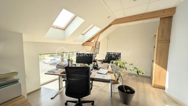 INVESTISSEURS / MARCHANDS DE BIENS / PORTEURS DE PROJETS 

Je vous propose ici un ensemble immobilier rare et totalement atypique, offrant un potentiel exceptionnel dans un environnement privilégié et intimiste.

À l’abri des regards, sur un terrain clos d’environ 2 800 m², cet ensemble se compose de plusieurs bâtiments anciens en pierre, mêlant surfaces déjà exploitées, espaces habitables et très fort potentiel de transformation.

Un lieu unique permettant d’envisager de nombreux projets :
résidence privée d’exception, division en plusieurs logements, investissement locatif, activité mixte habitation/professionnelle, lofts, gîtes, coliving ou projet patrimonial. 

Aujourd’hui, l’ensemble développe environ 670 m² exploitables avec encore près de 300 m² supplémentaires à aménager selon vos objectifs.

L’atout majeur :
une rentabilité immédiate grâce à deux espaces de bureaux actuellement loués avec des baux en cours jusqu’en 2029, générant plus de 60 000 € de revenus locatifs annuels. 

L’ensemble se compose notamment de :

▪️ Un premier bâtiment de bureaux d’environ 140 m² avec sanitaires, actuellement loué jusqu’en 2029.

▪️ Un second bâtiment comprenant également environ 140 m² de bureaux loués jusqu’en 2029, ainsi qu’une entrée indépendante avec couloir et ascenseur desservant d’autres espaces de bureaux et salle de réunion pouvant être transformés en habitation.

▪️ Une maison en pierre comprenant un atelier d’environ 50 m² au rez-de-chaussée et, à l’étage, deux pièces avec kitchenette et WC.
Cet ensemble peut facilement être divisé en deux appartements indépendants, dont un avec jardin privatif.

▪️ Une petite maison mitoyenne en pierre de Caen d’environ 50 m² habitables + combles, entièrement à aménager et isoler.
La toiture a déjà été refaite à neuf.

▪️ Un vaste atelier d’environ 118 m² offrant de multiples possibilités : création de plusieurs appartements, grand loft ou espace hybride habitation/atelier.

▪️ Une pièce cuisine d’environ 20 m² pouvant être transformée en studio indépendant.

▪️ Un carport ainsi qu’un parking d’environ 10 places complètent ce bien. 

Le charme de la pierre, les volumes, les bâtiments indépendants et la configuration du site permettent d’imaginer un projet immobilier haut de gamme à forte valorisation.

L’ensemble est entièrement clos et sécurisé par un portail, créant une véritable atmosphère de domaine privé. 

Un bien rare sur le marché, destiné à des investisseurs ou porteurs de projets capables d’en mesurer immédiatement tout le potentiel.