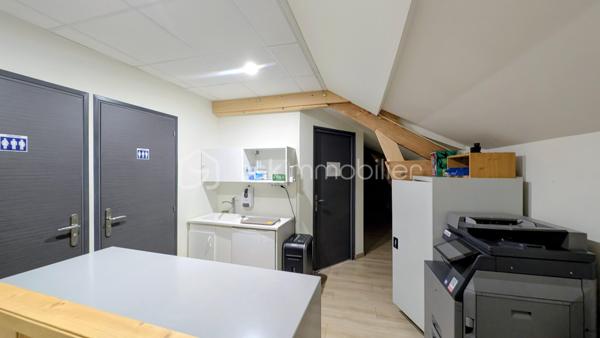 INVESTISSEURS / MARCHANDS DE BIENS / PORTEURS DE PROJETS 

Je vous propose ici un ensemble immobilier rare et totalement atypique, offrant un potentiel exceptionnel dans un environnement privilégié et intimiste.

À l’abri des regards, sur un terrain clos d’environ 2 800 m², cet ensemble se compose de plusieurs bâtiments anciens en pierre, mêlant surfaces déjà exploitées, espaces habitables et très fort potentiel de transformation.

Un lieu unique permettant d’envisager de nombreux projets :
résidence privée d’exception, division en plusieurs logements, investissement locatif, activité mixte habitation/professionnelle, lofts, gîtes, coliving ou projet patrimonial. 

Aujourd’hui, l’ensemble développe environ 670 m² exploitables avec encore près de 300 m² supplémentaires à aménager selon vos objectifs.

L’atout majeur :
une rentabilité immédiate grâce à deux espaces de bureaux actuellement loués avec des baux en cours jusqu’en 2029, générant plus de 60 000 € de revenus locatifs annuels. 

L’ensemble se compose notamment de :

▪️ Un premier bâtiment de bureaux d’environ 140 m² avec sanitaires, actuellement loué jusqu’en 2029.

▪️ Un second bâtiment comprenant également environ 140 m² de bureaux loués jusqu’en 2029, ainsi qu’une entrée indépendante avec couloir et ascenseur desservant d’autres espaces de bureaux et salle de réunion pouvant être transformés en habitation.

▪️ Une maison en pierre comprenant un atelier d’environ 50 m² au rez-de-chaussée et, à l’étage, deux pièces avec kitchenette et WC.
Cet ensemble peut facilement être divisé en deux appartements indépendants, dont un avec jardin privatif.

▪️ Une petite maison mitoyenne en pierre de Caen d’environ 50 m² habitables + combles, entièrement à aménager et isoler.
La toiture a déjà été refaite à neuf.

▪️ Un vaste atelier d’environ 118 m² offrant de multiples possibilités : création de plusieurs appartements, grand loft ou espace hybride habitation/atelier.

▪️ Une pièce cuisine d’environ 20 m² pouvant être transformée en studio indépendant.

▪️ Un carport ainsi qu’un parking d’environ 10 places complètent ce bien. 

Le charme de la pierre, les volumes, les bâtiments indépendants et la configuration du site permettent d’imaginer un projet immobilier haut de gamme à forte valorisation.

L’ensemble est entièrement clos et sécurisé par un portail, créant une véritable atmosphère de domaine privé. 

Un bien rare sur le marché, destiné à des investisseurs ou porteurs de projets capables d’en mesurer immédiatement tout le potentiel.