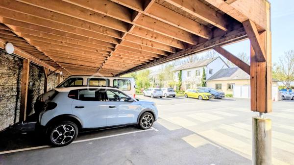 INVESTISSEURS / MARCHANDS DE BIENS / PORTEURS DE PROJETS 

Je vous propose ici un ensemble immobilier rare et totalement atypique, offrant un potentiel exceptionnel dans un environnement privilégié et intimiste.

À l’abri des regards, sur un terrain clos d’environ 2 800 m², cet ensemble se compose de plusieurs bâtiments anciens en pierre, mêlant surfaces déjà exploitées, espaces habitables et très fort potentiel de transformation.

Un lieu unique permettant d’envisager de nombreux projets :
résidence privée d’exception, division en plusieurs logements, investissement locatif, activité mixte habitation/professionnelle, lofts, gîtes, coliving ou projet patrimonial. 

Aujourd’hui, l’ensemble développe environ 670 m² exploitables avec encore près de 300 m² supplémentaires à aménager selon vos objectifs.

L’atout majeur :
une rentabilité immédiate grâce à deux espaces de bureaux actuellement loués avec des baux en cours jusqu’en 2029, générant plus de 60 000 € de revenus locatifs annuels. 

L’ensemble se compose notamment de :

▪️ Un premier bâtiment de bureaux d’environ 140 m² avec sanitaires, actuellement loué jusqu’en 2029.

▪️ Un second bâtiment comprenant également environ 140 m² de bureaux loués jusqu’en 2029, ainsi qu’une entrée indépendante avec couloir et ascenseur desservant d’autres espaces de bureaux et salle de réunion pouvant être transformés en habitation.

▪️ Une maison en pierre comprenant un atelier d’environ 50 m² au rez-de-chaussée et, à l’étage, deux pièces avec kitchenette et WC.
Cet ensemble peut facilement être divisé en deux appartements indépendants, dont un avec jardin privatif.

▪️ Une petite maison mitoyenne en pierre de Caen d’environ 50 m² habitables + combles, entièrement à aménager et isoler.
La toiture a déjà été refaite à neuf.

▪️ Un vaste atelier d’environ 118 m² offrant de multiples possibilités : création de plusieurs appartements, grand loft ou espace hybride habitation/atelier.

▪️ Une pièce cuisine d’environ 20 m² pouvant être transformée en studio indépendant.

▪️ Un carport ainsi qu’un parking d’environ 10 places complètent ce bien. 

Le charme de la pierre, les volumes, les bâtiments indépendants et la configuration du site permettent d’imaginer un projet immobilier haut de gamme à forte valorisation.

L’ensemble est entièrement clos et sécurisé par un portail, créant une véritable atmosphère de domaine privé. 

Un bien rare sur le marché, destiné à des investisseurs ou porteurs de projets capables d’en mesurer immédiatement tout le potentiel.