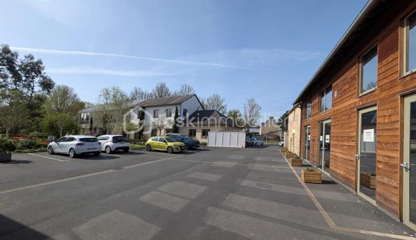 INVESTISSEURS / MARCHANDS DE BIENS / PORTEURS DE PROJETS 

Je vous propose ici un ensemble immobilier rare et totalement atypique, offrant un potentiel exceptionnel dans un environnement privilégié et intimiste.

À l’abri des regards, sur un terrain clos d’environ 2 800 m², cet ensemble se compose de plusieurs bâtiments anciens en pierre, mêlant surfaces déjà exploitées, espaces habitables et très fort potentiel de transformation.

Un lieu unique permettant d’envisager de nombreux projets :
résidence privée d’exception, division en plusieurs logements, investissement locatif, activité mixte habitation/professionnelle, lofts, gîtes, coliving ou projet patrimonial. 

Aujourd’hui, l’ensemble développe environ 670 m² exploitables avec encore près de 300 m² supplémentaires à aménager selon vos objectifs.

L’atout majeur :
une rentabilité immédiate grâce à deux espaces de bureaux actuellement loués avec des baux en cours jusqu’en 2029, générant plus de 60 000 € de revenus locatifs annuels. 

L’ensemble se compose notamment de :

▪️ Un premier bâtiment de bureaux d’environ 140 m² avec sanitaires, actuellement loué jusqu’en 2029.

▪️ Un second bâtiment comprenant également environ 140 m² de bureaux loués jusqu’en 2029, ainsi qu’une entrée indépendante avec couloir et ascenseur desservant d’autres espaces de bureaux et salle de réunion pouvant être transformés en habitation.

▪️ Une maison en pierre comprenant un atelier d’environ 50 m² au rez-de-chaussée et, à l’étage, deux pièces avec kitchenette et WC.
Cet ensemble peut facilement être divisé en deux appartements indépendants, dont un avec jardin privatif.

▪️ Une petite maison mitoyenne en pierre de Caen d’environ 50 m² habitables + combles, entièrement à aménager et isoler.
La toiture a déjà été refaite à neuf.

▪️ Un vaste atelier d’environ 118 m² offrant de multiples possibilités : création de plusieurs appartements, grand loft ou espace hybride habitation/atelier.

▪️ Une pièce cuisine d’environ 20 m² pouvant être transformée en studio indépendant.

▪️ Un carport ainsi qu’un parking d’environ 10 places complètent ce bien. 

Le charme de la pierre, les volumes, les bâtiments indépendants et la configuration du site permettent d’imaginer un projet immobilier haut de gamme à forte valorisation.

L’ensemble est entièrement clos et sécurisé par un portail, créant une véritable atmosphère de domaine privé. 

Un bien rare sur le marché, destiné à des investisseurs ou porteurs de projets capables d’en mesurer immédiatement tout le potentiel.