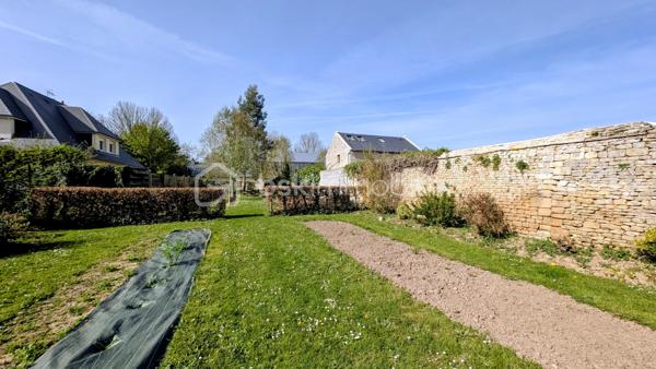 INVESTISSEURS / MARCHANDS DE BIENS / PORTEURS DE PROJETS 

Je vous propose ici un ensemble immobilier rare et totalement atypique, offrant un potentiel exceptionnel dans un environnement privilégié et intimiste.

À l’abri des regards, sur un terrain clos d’environ 2 800 m², cet ensemble se compose de plusieurs bâtiments anciens en pierre, mêlant surfaces déjà exploitées, espaces habitables et très fort potentiel de transformation.

Un lieu unique permettant d’envisager de nombreux projets :
résidence privée d’exception, division en plusieurs logements, investissement locatif, activité mixte habitation/professionnelle, lofts, gîtes, coliving ou projet patrimonial. 

Aujourd’hui, l’ensemble développe environ 670 m² exploitables avec encore près de 300 m² supplémentaires à aménager selon vos objectifs.

L’atout majeur :
une rentabilité immédiate grâce à deux espaces de bureaux actuellement loués avec des baux en cours jusqu’en 2029, générant plus de 60 000 € de revenus locatifs annuels. 

L’ensemble se compose notamment de :

▪️ Un premier bâtiment de bureaux d’environ 140 m² avec sanitaires, actuellement loué jusqu’en 2029.

▪️ Un second bâtiment comprenant également environ 140 m² de bureaux loués jusqu’en 2029, ainsi qu’une entrée indépendante avec couloir et ascenseur desservant d’autres espaces de bureaux et salle de réunion pouvant être transformés en habitation.

▪️ Une maison en pierre comprenant un atelier d’environ 50 m² au rez-de-chaussée et, à l’étage, deux pièces avec kitchenette et WC.
Cet ensemble peut facilement être divisé en deux appartements indépendants, dont un avec jardin privatif.

▪️ Une petite maison mitoyenne en pierre de Caen d’environ 50 m² habitables + combles, entièrement à aménager et isoler.
La toiture a déjà été refaite à neuf.

▪️ Un vaste atelier d’environ 118 m² offrant de multiples possibilités : création de plusieurs appartements, grand loft ou espace hybride habitation/atelier.

▪️ Une pièce cuisine d’environ 20 m² pouvant être transformée en studio indépendant.

▪️ Un carport ainsi qu’un parking d’environ 10 places complètent ce bien. 

Le charme de la pierre, les volumes, les bâtiments indépendants et la configuration du site permettent d’imaginer un projet immobilier haut de gamme à forte valorisation.

L’ensemble est entièrement clos et sécurisé par un portail, créant une véritable atmosphère de domaine privé. 

Un bien rare sur le marché, destiné à des investisseurs ou porteurs de projets capables d’en mesurer immédiatement tout le potentiel.