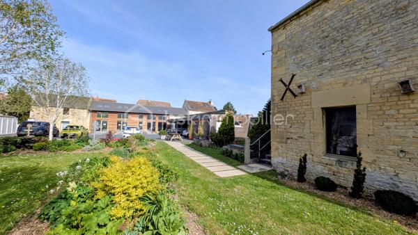 INVESTISSEURS / MARCHANDS DE BIENS / PORTEURS DE PROJETS 

Je vous propose ici un ensemble immobilier rare et totalement atypique, offrant un potentiel exceptionnel dans un environnement privilégié et intimiste.

À l’abri des regards, sur un terrain clos d’environ 2 800 m², cet ensemble se compose de plusieurs bâtiments anciens en pierre, mêlant surfaces déjà exploitées, espaces habitables et très fort potentiel de transformation.

Un lieu unique permettant d’envisager de nombreux projets :
résidence privée d’exception, division en plusieurs logements, investissement locatif, activité mixte habitation/professionnelle, lofts, gîtes, coliving ou projet patrimonial. 

Aujourd’hui, l’ensemble développe environ 670 m² exploitables avec encore près de 300 m² supplémentaires à aménager selon vos objectifs.

L’atout majeur :
une rentabilité immédiate grâce à deux espaces de bureaux actuellement loués avec des baux en cours jusqu’en 2029, générant plus de 60 000 € de revenus locatifs annuels. 

L’ensemble se compose notamment de :

▪️ Un premier bâtiment de bureaux d’environ 140 m² avec sanitaires, actuellement loué jusqu’en 2029.

▪️ Un second bâtiment comprenant également environ 140 m² de bureaux loués jusqu’en 2029, ainsi qu’une entrée indépendante avec couloir et ascenseur desservant d’autres espaces de bureaux et salle de réunion pouvant être transformés en habitation.

▪️ Une maison en pierre comprenant un atelier d’environ 50 m² au rez-de-chaussée et, à l’étage, deux pièces avec kitchenette et WC.
Cet ensemble peut facilement être divisé en deux appartements indépendants, dont un avec jardin privatif.

▪️ Une petite maison mitoyenne en pierre de Caen d’environ 50 m² habitables + combles, entièrement à aménager et isoler.
La toiture a déjà été refaite à neuf.

▪️ Un vaste atelier d’environ 118 m² offrant de multiples possibilités : création de plusieurs appartements, grand loft ou espace hybride habitation/atelier.

▪️ Une pièce cuisine d’environ 20 m² pouvant être transformée en studio indépendant.

▪️ Un carport ainsi qu’un parking d’environ 10 places complètent ce bien. 

Le charme de la pierre, les volumes, les bâtiments indépendants et la configuration du site permettent d’imaginer un projet immobilier haut de gamme à forte valorisation.

L’ensemble est entièrement clos et sécurisé par un portail, créant une véritable atmosphère de domaine privé. 

Un bien rare sur le marché, destiné à des investisseurs ou porteurs de projets capables d’en mesurer immédiatement tout le potentiel.