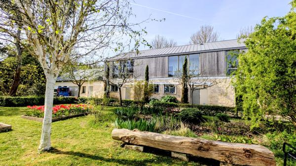 INVESTISSEURS / MARCHANDS DE BIENS / PORTEURS DE PROJETS 

Je vous propose ici un ensemble immobilier rare et totalement atypique, offrant un potentiel exceptionnel dans un environnement privilégié et intimiste.

À l’abri des regards, sur un terrain clos d’environ 2 800 m², cet ensemble se compose de plusieurs bâtiments anciens en pierre, mêlant surfaces déjà exploitées, espaces habitables et très fort potentiel de transformation.

Un lieu unique permettant d’envisager de nombreux projets :
résidence privée d’exception, division en plusieurs logements, investissement locatif, activité mixte habitation/professionnelle, lofts, gîtes, coliving ou projet patrimonial. 

Aujourd’hui, l’ensemble développe environ 670 m² exploitables avec encore près de 300 m² supplémentaires à aménager selon vos objectifs.

L’atout majeur :
une rentabilité immédiate grâce à deux espaces de bureaux actuellement loués avec des baux en cours jusqu’en 2029, générant plus de 60 000 € de revenus locatifs annuels. 

L’ensemble se compose notamment de :

▪️ Un premier bâtiment de bureaux d’environ 140 m² avec sanitaires, actuellement loué jusqu’en 2029.

▪️ Un second bâtiment comprenant également environ 140 m² de bureaux loués jusqu’en 2029, ainsi qu’une entrée indépendante avec couloir et ascenseur desservant d’autres espaces de bureaux et salle de réunion pouvant être transformés en habitation.

▪️ Une maison en pierre comprenant un atelier d’environ 50 m² au rez-de-chaussée et, à l’étage, deux pièces avec kitchenette et WC.
Cet ensemble peut facilement être divisé en deux appartements indépendants, dont un avec jardin privatif.

▪️ Une petite maison mitoyenne en pierre de Caen d’environ 50 m² habitables + combles, entièrement à aménager et isoler.
La toiture a déjà été refaite à neuf.

▪️ Un vaste atelier d’environ 118 m² offrant de multiples possibilités : création de plusieurs appartements, grand loft ou espace hybride habitation/atelier.

▪️ Une pièce cuisine d’environ 20 m² pouvant être transformée en studio indépendant.

▪️ Un carport ainsi qu’un parking d’environ 10 places complètent ce bien. 

Le charme de la pierre, les volumes, les bâtiments indépendants et la configuration du site permettent d’imaginer un projet immobilier haut de gamme à forte valorisation.

L’ensemble est entièrement clos et sécurisé par un portail, créant une véritable atmosphère de domaine privé. 

Un bien rare sur le marché, destiné à des investisseurs ou porteurs de projets capables d’en mesurer immédiatement tout le potentiel.