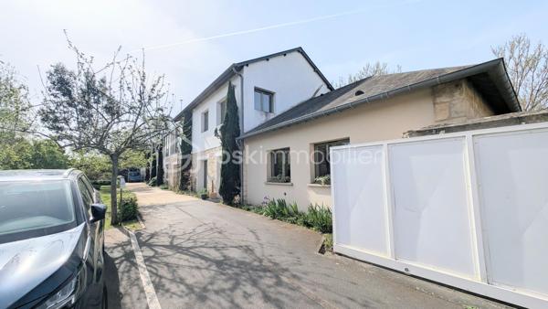 INVESTISSEURS / MARCHANDS DE BIENS / PORTEURS DE PROJETS 

Je vous propose ici un ensemble immobilier rare et totalement atypique, offrant un potentiel exceptionnel dans un environnement privilégié et intimiste.

À l’abri des regards, sur un terrain clos d’environ 2 800 m², cet ensemble se compose de plusieurs bâtiments anciens en pierre, mêlant surfaces déjà exploitées, espaces habitables et très fort potentiel de transformation.

Un lieu unique permettant d’envisager de nombreux projets :
résidence privée d’exception, division en plusieurs logements, investissement locatif, activité mixte habitation/professionnelle, lofts, gîtes, coliving ou projet patrimonial. 

Aujourd’hui, l’ensemble développe environ 670 m² exploitables avec encore près de 300 m² supplémentaires à aménager selon vos objectifs.

L’atout majeur :
une rentabilité immédiate grâce à deux espaces de bureaux actuellement loués avec des baux en cours jusqu’en 2029, générant plus de 60 000 € de revenus locatifs annuels. 

L’ensemble se compose notamment de :

▪️ Un premier bâtiment de bureaux d’environ 140 m² avec sanitaires, actuellement loué jusqu’en 2029.

▪️ Un second bâtiment comprenant également environ 140 m² de bureaux loués jusqu’en 2029, ainsi qu’une entrée indépendante avec couloir et ascenseur desservant d’autres espaces de bureaux et salle de réunion pouvant être transformés en habitation.

▪️ Une maison en pierre comprenant un atelier d’environ 50 m² au rez-de-chaussée et, à l’étage, deux pièces avec kitchenette et WC.
Cet ensemble peut facilement être divisé en deux appartements indépendants, dont un avec jardin privatif.

▪️ Une petite maison mitoyenne en pierre de Caen d’environ 50 m² habitables + combles, entièrement à aménager et isoler.
La toiture a déjà été refaite à neuf.

▪️ Un vaste atelier d’environ 118 m² offrant de multiples possibilités : création de plusieurs appartements, grand loft ou espace hybride habitation/atelier.

▪️ Une pièce cuisine d’environ 20 m² pouvant être transformée en studio indépendant.

▪️ Un carport ainsi qu’un parking d’environ 10 places complètent ce bien. 

Le charme de la pierre, les volumes, les bâtiments indépendants et la configuration du site permettent d’imaginer un projet immobilier haut de gamme à forte valorisation.

L’ensemble est entièrement clos et sécurisé par un portail, créant une véritable atmosphère de domaine privé. 

Un bien rare sur le marché, destiné à des investisseurs ou porteurs de projets capables d’en mesurer immédiatement tout le potentiel.