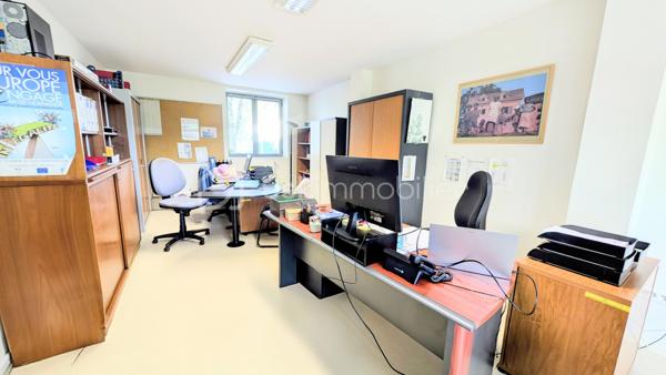 INVESTISSEURS / MARCHANDS DE BIENS / PORTEURS DE PROJETS 

Je vous propose ici un ensemble immobilier rare et totalement atypique, offrant un potentiel exceptionnel dans un environnement privilégié et intimiste.

À l’abri des regards, sur un terrain clos d’environ 2 800 m², cet ensemble se compose de plusieurs bâtiments anciens en pierre, mêlant surfaces déjà exploitées, espaces habitables et très fort potentiel de transformation.

Un lieu unique permettant d’envisager de nombreux projets :
résidence privée d’exception, division en plusieurs logements, investissement locatif, activité mixte habitation/professionnelle, lofts, gîtes, coliving ou projet patrimonial. 

Aujourd’hui, l’ensemble développe environ 670 m² exploitables avec encore près de 300 m² supplémentaires à aménager selon vos objectifs.

L’atout majeur :
une rentabilité immédiate grâce à deux espaces de bureaux actuellement loués avec des baux en cours jusqu’en 2029, générant plus de 60 000 € de revenus locatifs annuels. 

L’ensemble se compose notamment de :

▪️ Un premier bâtiment de bureaux d’environ 140 m² avec sanitaires, actuellement loué jusqu’en 2029.

▪️ Un second bâtiment comprenant également environ 140 m² de bureaux loués jusqu’en 2029, ainsi qu’une entrée indépendante avec couloir et ascenseur desservant d’autres espaces de bureaux et salle de réunion pouvant être transformés en habitation.

▪️ Une maison en pierre comprenant un atelier d’environ 50 m² au rez-de-chaussée et, à l’étage, deux pièces avec kitchenette et WC.
Cet ensemble peut facilement être divisé en deux appartements indépendants, dont un avec jardin privatif.

▪️ Une petite maison mitoyenne en pierre de Caen d’environ 50 m² habitables + combles, entièrement à aménager et isoler.
La toiture a déjà été refaite à neuf.

▪️ Un vaste atelier d’environ 118 m² offrant de multiples possibilités : création de plusieurs appartements, grand loft ou espace hybride habitation/atelier.

▪️ Une pièce cuisine d’environ 20 m² pouvant être transformée en studio indépendant.

▪️ Un carport ainsi qu’un parking d’environ 10 places complètent ce bien. 

Le charme de la pierre, les volumes, les bâtiments indépendants et la configuration du site permettent d’imaginer un projet immobilier haut de gamme à forte valorisation.

L’ensemble est entièrement clos et sécurisé par un portail, créant une véritable atmosphère de domaine privé. 

Un bien rare sur le marché, destiné à des investisseurs ou porteurs de projets capables d’en mesurer immédiatement tout le potentiel.