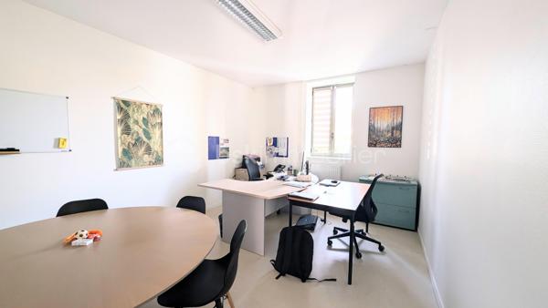 INVESTISSEURS / MARCHANDS DE BIENS / PORTEURS DE PROJETS 

Je vous propose ici un ensemble immobilier rare et totalement atypique, offrant un potentiel exceptionnel dans un environnement privilégié et intimiste.

À l’abri des regards, sur un terrain clos d’environ 2 800 m², cet ensemble se compose de plusieurs bâtiments anciens en pierre, mêlant surfaces déjà exploitées, espaces habitables et très fort potentiel de transformation.

Un lieu unique permettant d’envisager de nombreux projets :
résidence privée d’exception, division en plusieurs logements, investissement locatif, activité mixte habitation/professionnelle, lofts, gîtes, coliving ou projet patrimonial. 

Aujourd’hui, l’ensemble développe environ 670 m² exploitables avec encore près de 300 m² supplémentaires à aménager selon vos objectifs.

L’atout majeur :
une rentabilité immédiate grâce à deux espaces de bureaux actuellement loués avec des baux en cours jusqu’en 2029, générant plus de 60 000 € de revenus locatifs annuels. 

L’ensemble se compose notamment de :

▪️ Un premier bâtiment de bureaux d’environ 140 m² avec sanitaires, actuellement loué jusqu’en 2029.

▪️ Un second bâtiment comprenant également environ 140 m² de bureaux loués jusqu’en 2029, ainsi qu’une entrée indépendante avec couloir et ascenseur desservant d’autres espaces de bureaux et salle de réunion pouvant être transformés en habitation.

▪️ Une maison en pierre comprenant un atelier d’environ 50 m² au rez-de-chaussée et, à l’étage, deux pièces avec kitchenette et WC.
Cet ensemble peut facilement être divisé en deux appartements indépendants, dont un avec jardin privatif.

▪️ Une petite maison mitoyenne en pierre de Caen d’environ 50 m² habitables + combles, entièrement à aménager et isoler.
La toiture a déjà été refaite à neuf.

▪️ Un vaste atelier d’environ 118 m² offrant de multiples possibilités : création de plusieurs appartements, grand loft ou espace hybride habitation/atelier.

▪️ Une pièce cuisine d’environ 20 m² pouvant être transformée en studio indépendant.

▪️ Un carport ainsi qu’un parking d’environ 10 places complètent ce bien. 

Le charme de la pierre, les volumes, les bâtiments indépendants et la configuration du site permettent d’imaginer un projet immobilier haut de gamme à forte valorisation.

L’ensemble est entièrement clos et sécurisé par un portail, créant une véritable atmosphère de domaine privé. 

Un bien rare sur le marché, destiné à des investisseurs ou porteurs de projets capables d’en mesurer immédiatement tout le potentiel.