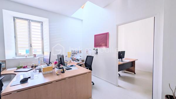 INVESTISSEURS / MARCHANDS DE BIENS / PORTEURS DE PROJETS 

Je vous propose ici un ensemble immobilier rare et totalement atypique, offrant un potentiel exceptionnel dans un environnement privilégié et intimiste.

À l’abri des regards, sur un terrain clos d’environ 2 800 m², cet ensemble se compose de plusieurs bâtiments anciens en pierre, mêlant surfaces déjà exploitées, espaces habitables et très fort potentiel de transformation.

Un lieu unique permettant d’envisager de nombreux projets :
résidence privée d’exception, division en plusieurs logements, investissement locatif, activité mixte habitation/professionnelle, lofts, gîtes, coliving ou projet patrimonial. 

Aujourd’hui, l’ensemble développe environ 670 m² exploitables avec encore près de 300 m² supplémentaires à aménager selon vos objectifs.

L’atout majeur :
une rentabilité immédiate grâce à deux espaces de bureaux actuellement loués avec des baux en cours jusqu’en 2029, générant plus de 60 000 € de revenus locatifs annuels. 

L’ensemble se compose notamment de :

▪️ Un premier bâtiment de bureaux d’environ 140 m² avec sanitaires, actuellement loué jusqu’en 2029.

▪️ Un second bâtiment comprenant également environ 140 m² de bureaux loués jusqu’en 2029, ainsi qu’une entrée indépendante avec couloir et ascenseur desservant d’autres espaces de bureaux et salle de réunion pouvant être transformés en habitation.

▪️ Une maison en pierre comprenant un atelier d’environ 50 m² au rez-de-chaussée et, à l’étage, deux pièces avec kitchenette et WC.
Cet ensemble peut facilement être divisé en deux appartements indépendants, dont un avec jardin privatif.

▪️ Une petite maison mitoyenne en pierre de Caen d’environ 50 m² habitables + combles, entièrement à aménager et isoler.
La toiture a déjà été refaite à neuf.

▪️ Un vaste atelier d’environ 118 m² offrant de multiples possibilités : création de plusieurs appartements, grand loft ou espace hybride habitation/atelier.

▪️ Une pièce cuisine d’environ 20 m² pouvant être transformée en studio indépendant.

▪️ Un carport ainsi qu’un parking d’environ 10 places complètent ce bien. 

Le charme de la pierre, les volumes, les bâtiments indépendants et la configuration du site permettent d’imaginer un projet immobilier haut de gamme à forte valorisation.

L’ensemble est entièrement clos et sécurisé par un portail, créant une véritable atmosphère de domaine privé. 

Un bien rare sur le marché, destiné à des investisseurs ou porteurs de projets capables d’en mesurer immédiatement tout le potentiel.