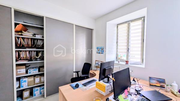 INVESTISSEURS / MARCHANDS DE BIENS / PORTEURS DE PROJETS 

Je vous propose ici un ensemble immobilier rare et totalement atypique, offrant un potentiel exceptionnel dans un environnement privilégié et intimiste.

À l’abri des regards, sur un terrain clos d’environ 2 800 m², cet ensemble se compose de plusieurs bâtiments anciens en pierre, mêlant surfaces déjà exploitées, espaces habitables et très fort potentiel de transformation.

Un lieu unique permettant d’envisager de nombreux projets :
résidence privée d’exception, division en plusieurs logements, investissement locatif, activité mixte habitation/professionnelle, lofts, gîtes, coliving ou projet patrimonial. 

Aujourd’hui, l’ensemble développe environ 670 m² exploitables avec encore près de 300 m² supplémentaires à aménager selon vos objectifs.

L’atout majeur :
une rentabilité immédiate grâce à deux espaces de bureaux actuellement loués avec des baux en cours jusqu’en 2029, générant plus de 60 000 € de revenus locatifs annuels. 

L’ensemble se compose notamment de :

▪️ Un premier bâtiment de bureaux d’environ 140 m² avec sanitaires, actuellement loué jusqu’en 2029.

▪️ Un second bâtiment comprenant également environ 140 m² de bureaux loués jusqu’en 2029, ainsi qu’une entrée indépendante avec couloir et ascenseur desservant d’autres espaces de bureaux et salle de réunion pouvant être transformés en habitation.

▪️ Une maison en pierre comprenant un atelier d’environ 50 m² au rez-de-chaussée et, à l’étage, deux pièces avec kitchenette et WC.
Cet ensemble peut facilement être divisé en deux appartements indépendants, dont un avec jardin privatif.

▪️ Une petite maison mitoyenne en pierre de Caen d’environ 50 m² habitables + combles, entièrement à aménager et isoler.
La toiture a déjà été refaite à neuf.

▪️ Un vaste atelier d’environ 118 m² offrant de multiples possibilités : création de plusieurs appartements, grand loft ou espace hybride habitation/atelier.

▪️ Une pièce cuisine d’environ 20 m² pouvant être transformée en studio indépendant.

▪️ Un carport ainsi qu’un parking d’environ 10 places complètent ce bien. 

Le charme de la pierre, les volumes, les bâtiments indépendants et la configuration du site permettent d’imaginer un projet immobilier haut de gamme à forte valorisation.

L’ensemble est entièrement clos et sécurisé par un portail, créant une véritable atmosphère de domaine privé. 

Un bien rare sur le marché, destiné à des investisseurs ou porteurs de projets capables d’en mesurer immédiatement tout le potentiel.