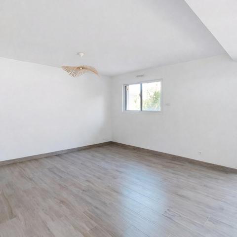 Maison récente au calme en plein centre bourg