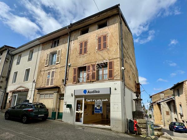 Immeuble avec local commercial loué et 2 appartements à rénover en plein coeur de Saint-Amour