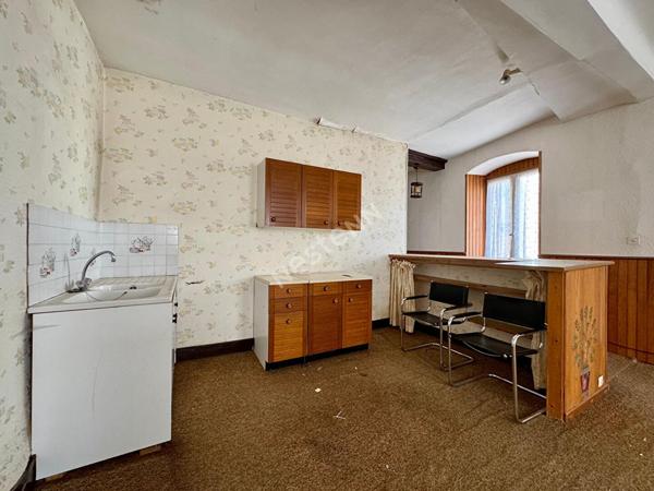 Immeuble avec local commercial loué et 2 appartements à rénover en plein coeur de Saint-Amour