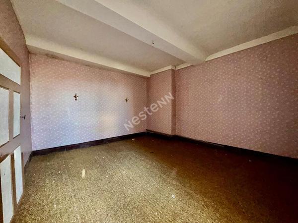 Immeuble avec local commercial loué et 2 appartements à rénover en plein coeur de Saint-Amour