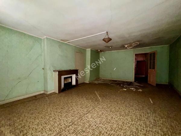 Immeuble avec local commercial loué et 2 appartements à rénover en plein coeur de Saint-Amour