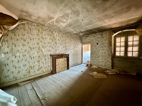 Immeuble avec local commercial loué et 2 appartements à rénover en plein coeur de Saint-Amour