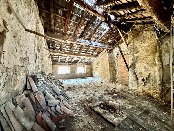 Immeuble avec local commercial loué et 2 appartements à rénover en plein coeur de Saint-Amour