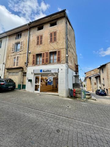 Immeuble avec local commercial loué et 2 appartements à rénover en plein coeur de Saint-Amour