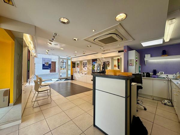 Immeuble avec local commercial loué et 2 appartements à rénover en plein coeur de Saint-Amour