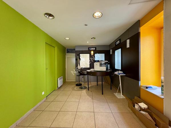 Immeuble avec local commercial loué et 2 appartements à rénover en plein coeur de Saint-Amour