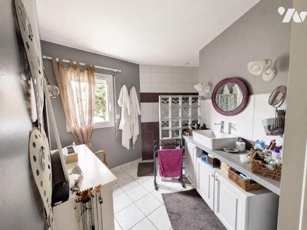 À seulement deux minutes des plages de Kerfany, découvrez cette agréable maison contemporaine o...