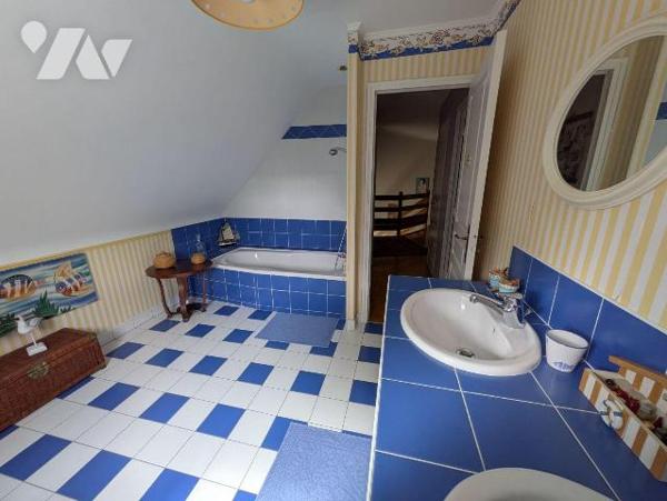 À seulement deux minutes des plages de Kerfany, découvrez cette agréable maison contemporaine o...