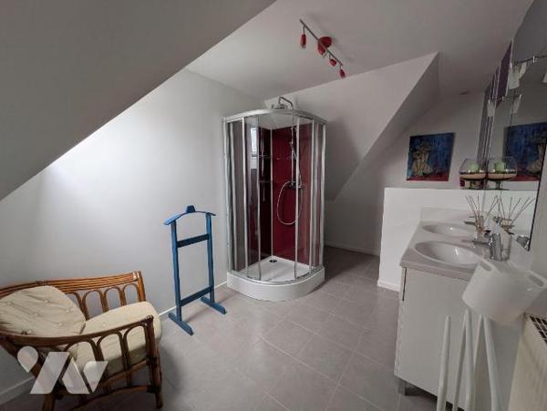 À seulement deux minutes des plages de Kerfany, découvrez cette agréable maison contemporaine o...