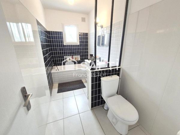 Pavillon de plain-pied avec piscine et studio indépendant