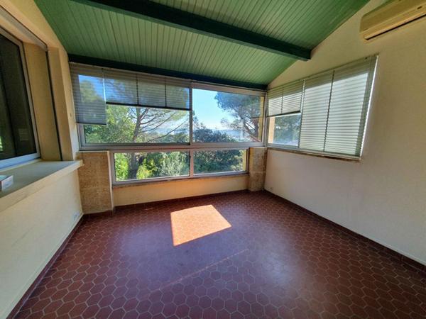 Villa spacieuse avec piscine et vue