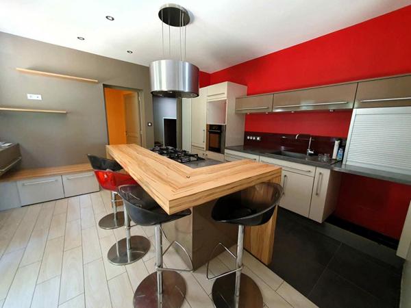 Villa spacieuse avec piscine et vue