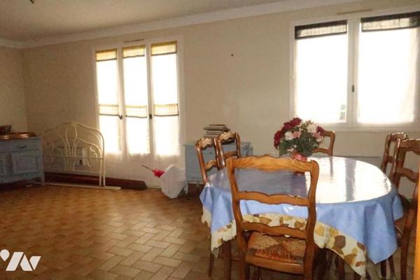 Au bourg, Maison sur sous-sol complet, trois chambres, bureau