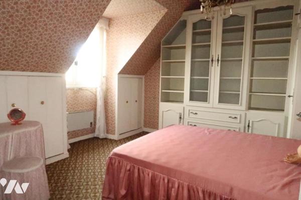 Au bourg, Maison sur sous-sol complet, trois chambres, bureau