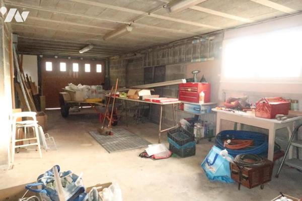 Au bourg, Maison sur sous-sol complet, trois chambres, bureau