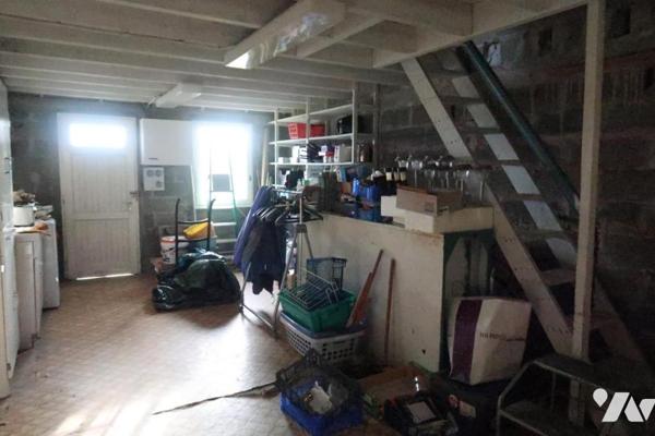 Au bourg, Maison sur sous-sol complet, trois chambres, bureau