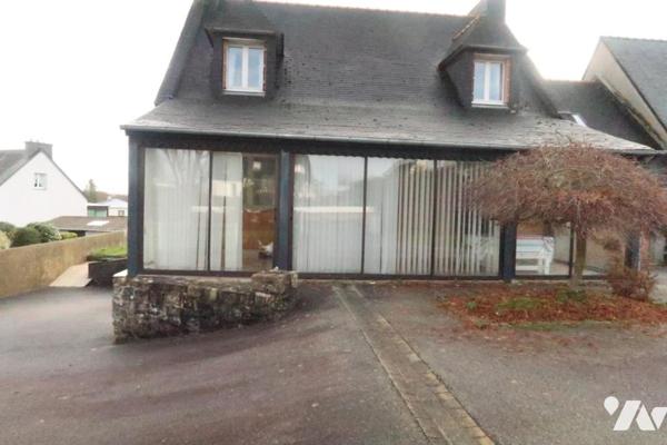 Au bourg, Maison sur sous-sol complet, trois chambres, bureau
