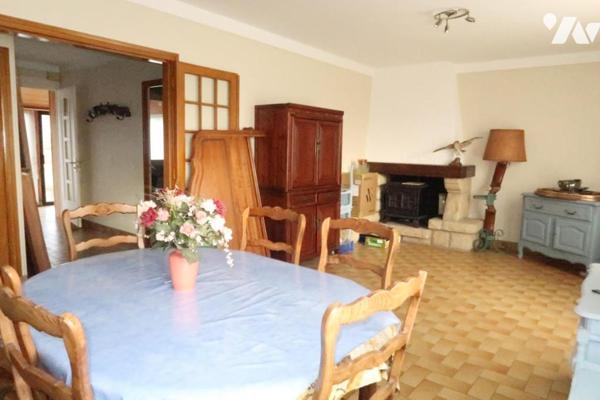 Au bourg, Maison sur sous-sol complet, trois chambres, bureau