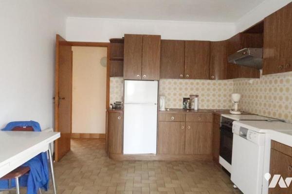 Au bourg, Maison sur sous-sol complet, trois chambres, bureau