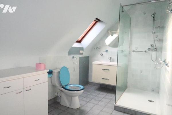 Au bourg, Maison sur sous-sol complet, trois chambres, bureau