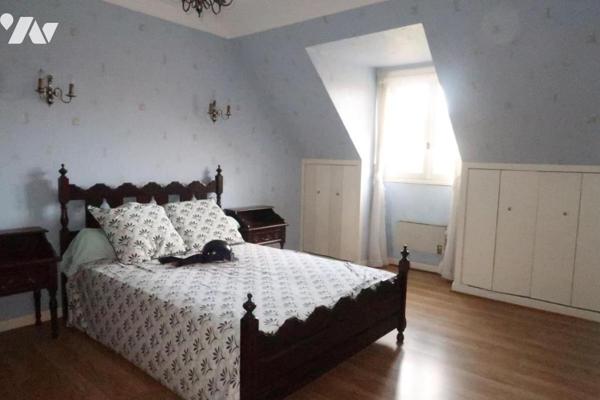 Au bourg, Maison sur sous-sol complet, trois chambres, bureau