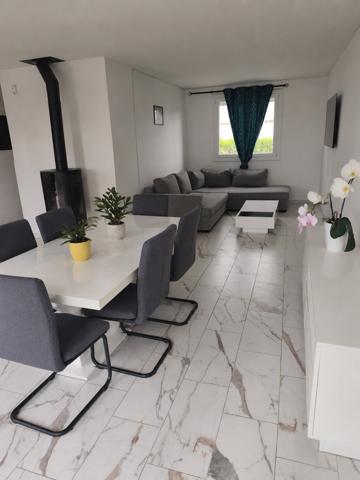 Maison de village
                                                                                                                                                                                                                                                                                                                        5 pièce(s)                                                                                                                                                                                                          3 chambre(s)                                                                                                                                                                                                          86  m²