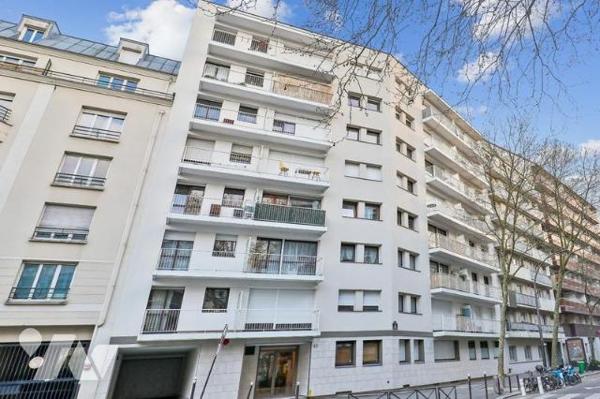 Soleil et balcon dans le 19ème